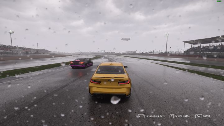 The rain is visually appealing in Forza, but it’s more realistic in Gran Turismo. Turn 10 not only doesn't simulate the so-called dry lines after the rainfall ceases, but there are even no puddles and aquaplaning (even though both of them were featured in FM6 and FM7). Source: Forza Motorsport, Turn 10 Studios, 2023. - Forza Motorsport vs Gran Turismo Comparison. The Old, Symbiotic Feud - dokument - 2023-10-13